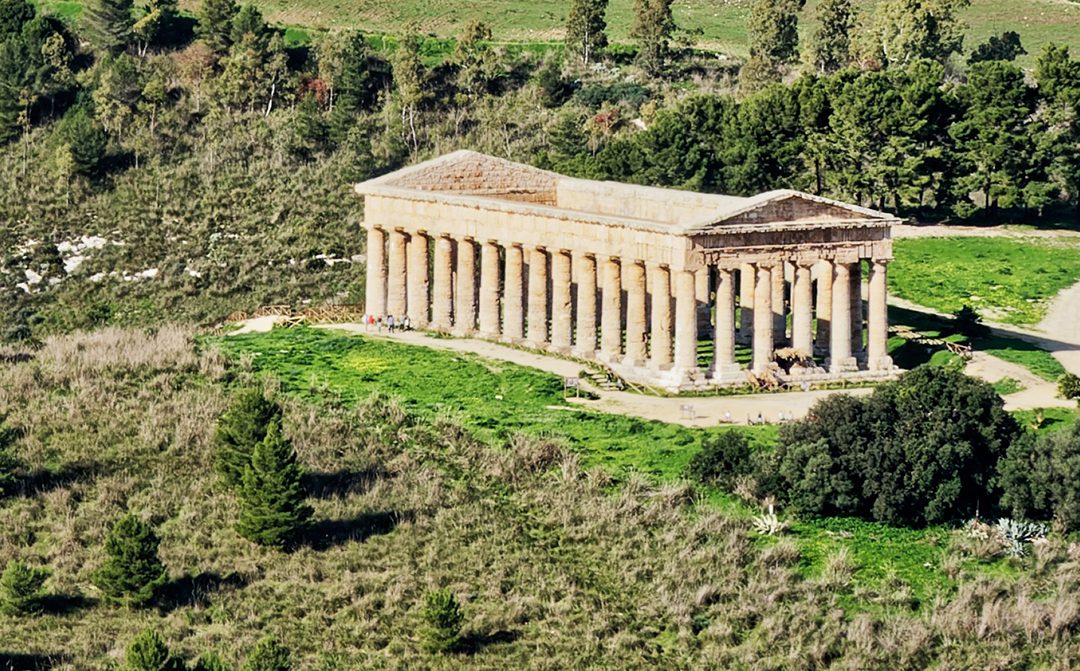 Il Tempio di Segesta (foto da Wikipedia)