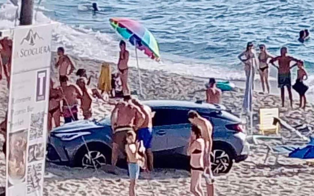 La Toyota finita sulla spiaggia (foto Giacomo Benedetto)