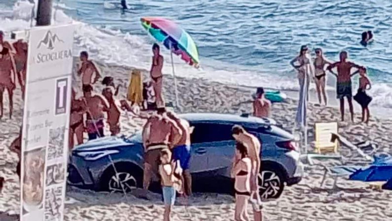 Finisce con l'auto sulla spiaggia, paura a Capo Vaticano