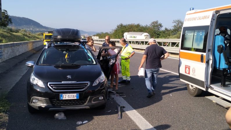 Scende dall'auto in autostrada e viene investito: tragedia nel lametino