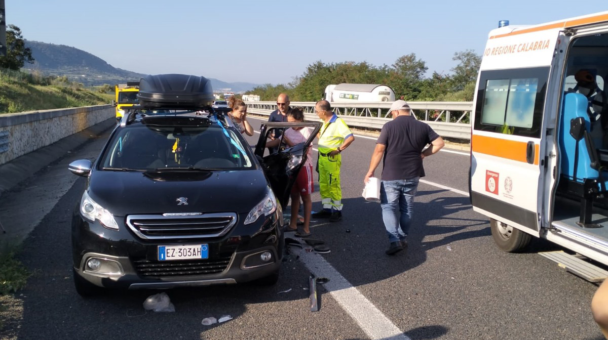 Scende dall’auto in autostrada e viene investito: è grave