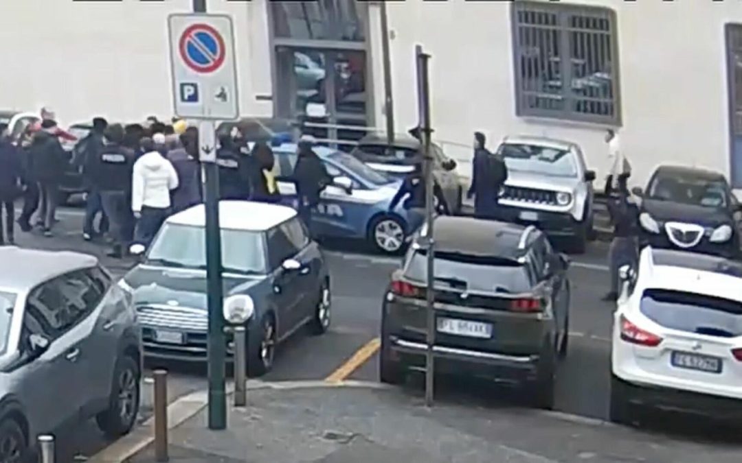 Agenti aggrediti a Torino, misure cautelari per 12 militanti anarchici