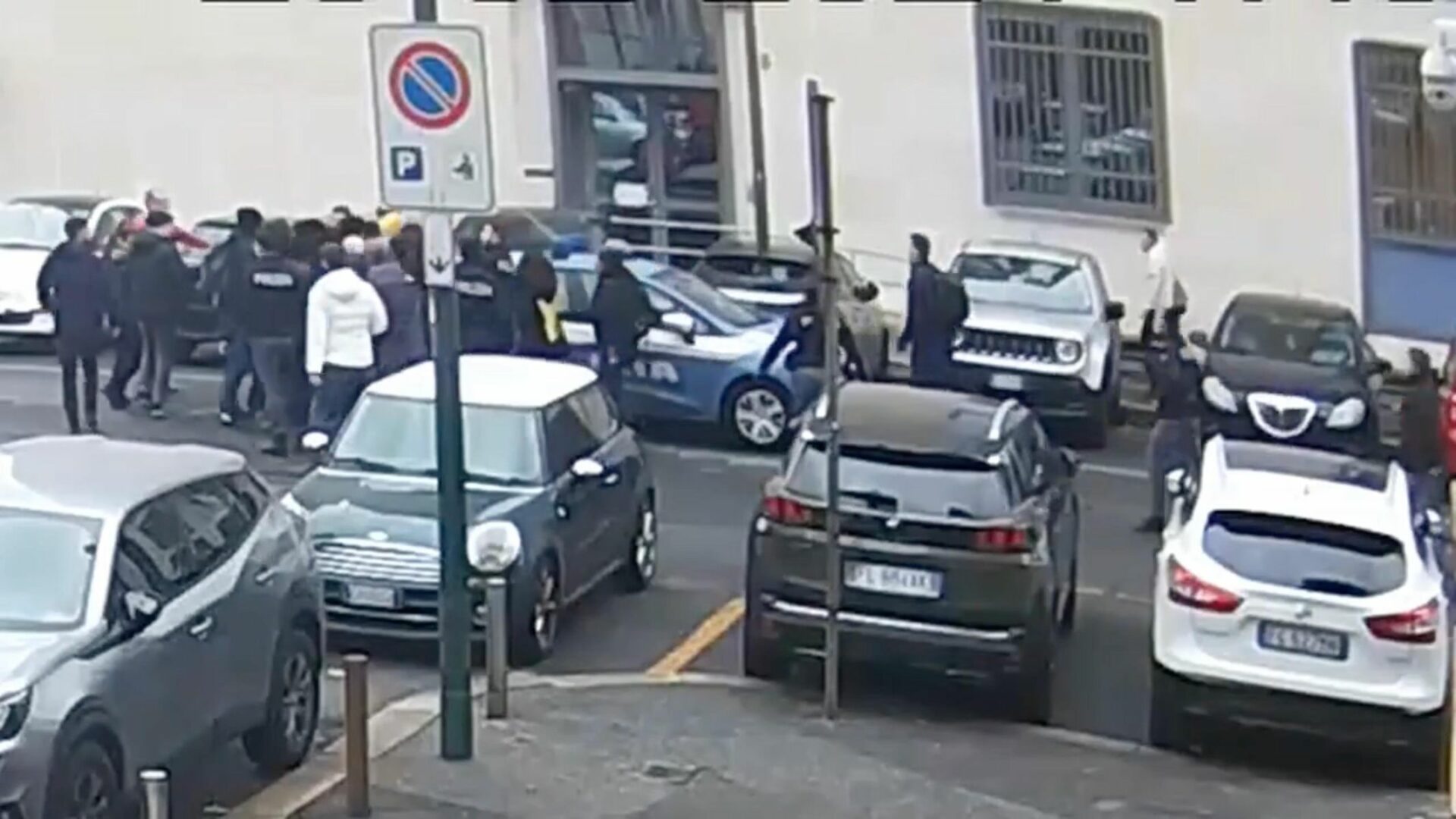 Agenti aggrediti a Torino, misure cautelari per 12 militanti anarchici