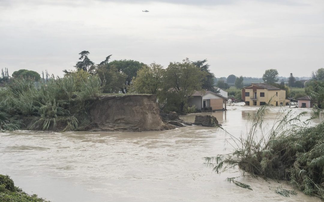 Alluvione in Emilia-Romagna, la pioggia dà un pò di tregua ma resta allerta rossa