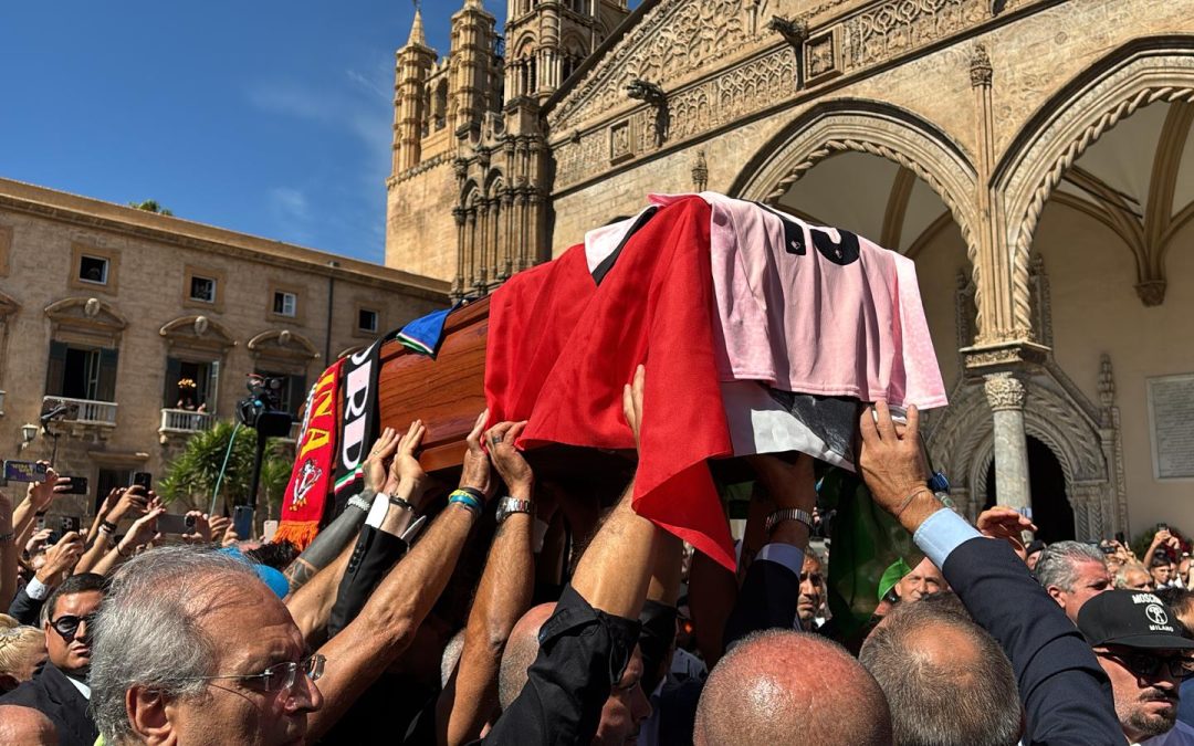 Amici e tifosi in Cattedrale per l’ultimo saluto a Schillaci