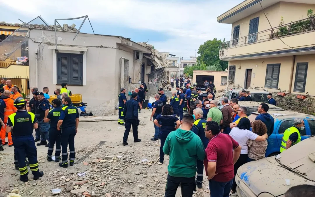 Crolla palazzina nel napoletano, 4 morti tra cui due bimbi. Due i superstiti