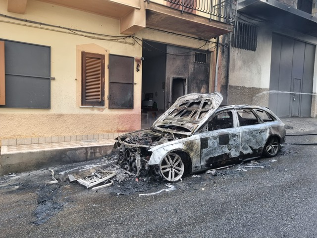 L'auto incendiata nel dicembre 2021 a Cutro