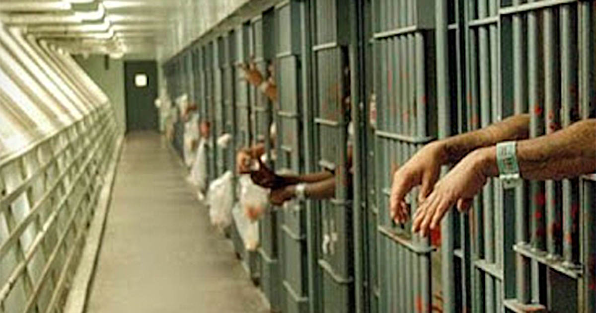 Carcere Avellino, detenuto aggredisce due agenti e devasta l’ufficio