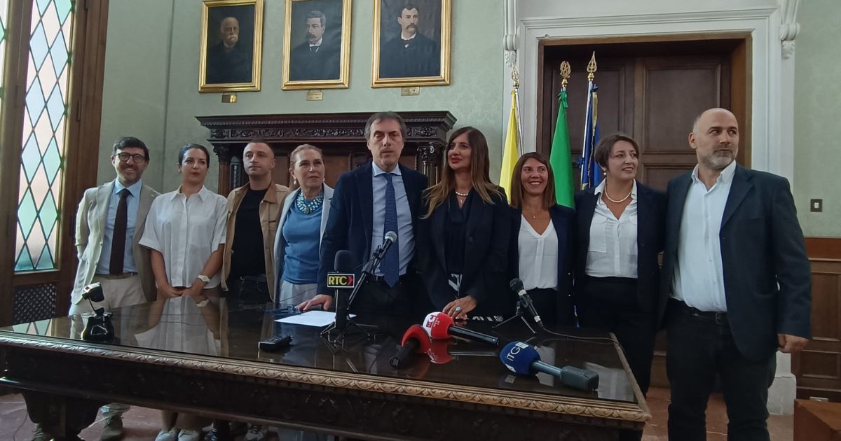 https://www.quotidianodelsud.it/wp-content/uploads/2024/09/catanzaro-nuova-giunta-comunale.jpg