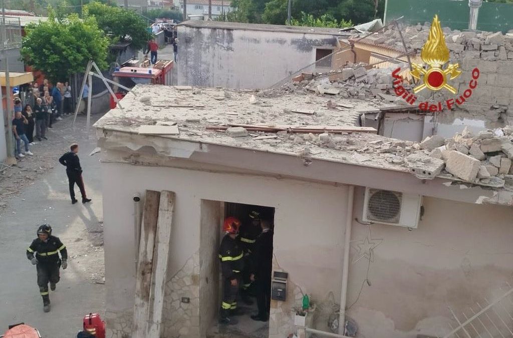 Crolla palazzina nel napoletano, morti due bambini. 2 persone estratte vive. 2 dispersi