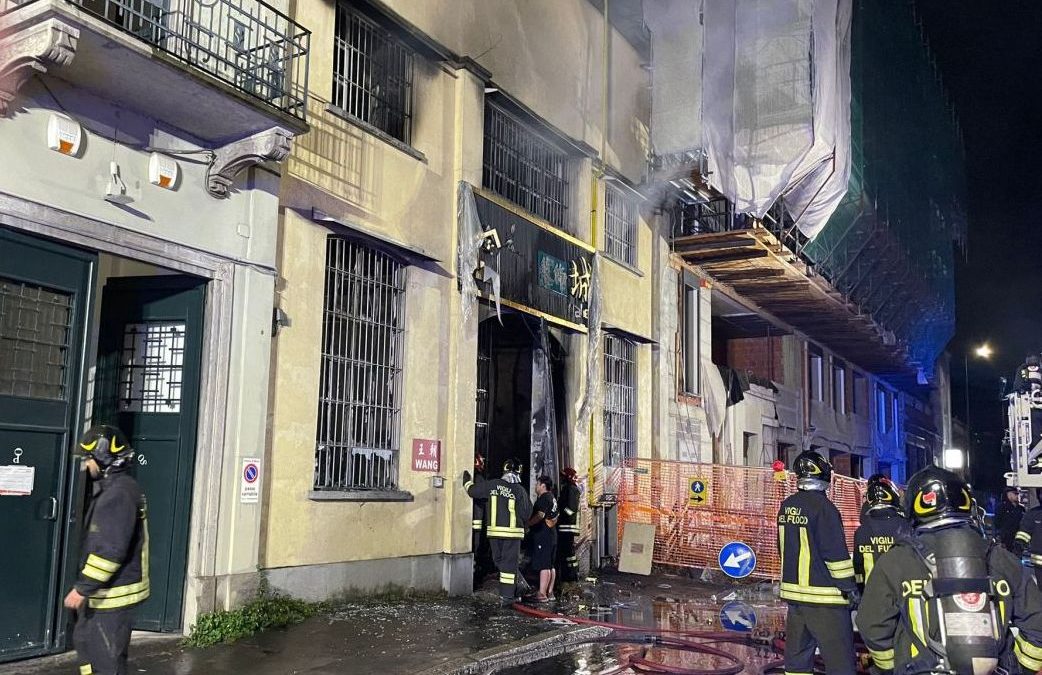 Incendio in un emporio cinese a Milano, morti tre giovani