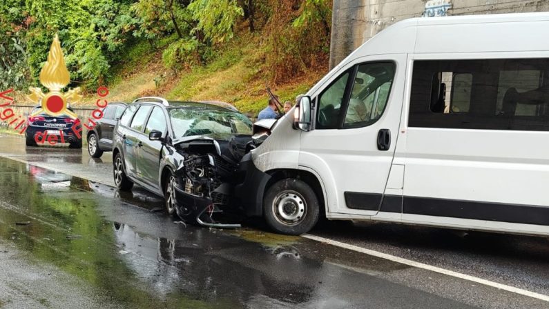 Belvedere, incidente tra un’auto e un minibus: in 4 in ospedale