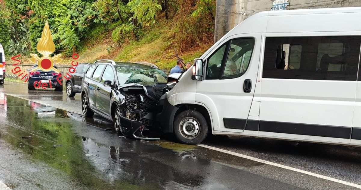 Belvedere, incidente tra un’auto e un minibus: in 4 in ospedale