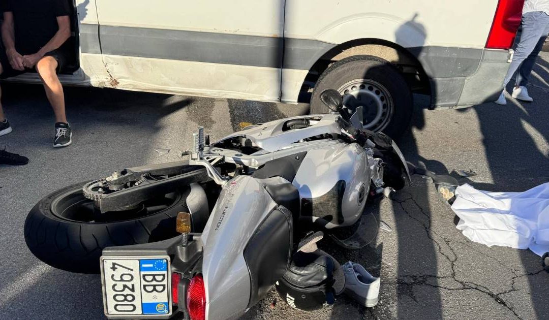 Tragedia a Vibo, scontro tra un furgone e una moto, morto un uomo, grave un bambino