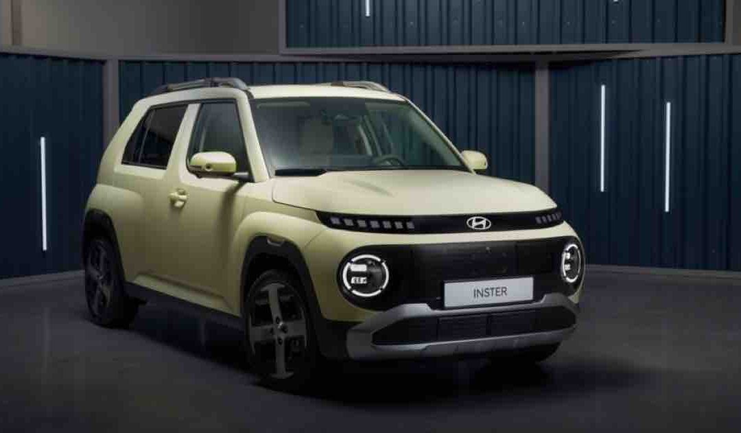 Un'immagine frontale della Hyundai Inster, nuovo mini Suv del marchio coreano