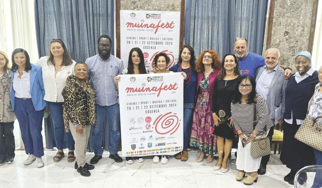 Foto di gruppo alla fine della conferenza stampa del Muinafest