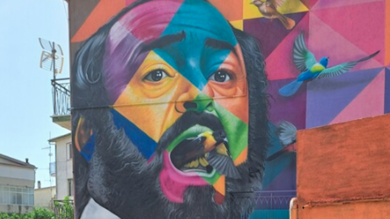 San Pietro Magisano: un murales di Kobra dedicato a Pavarotti