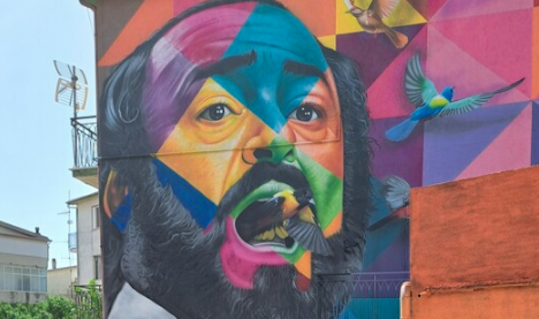 San Pietro Magisano: un murales di Kobra dedicato a Pavarotti