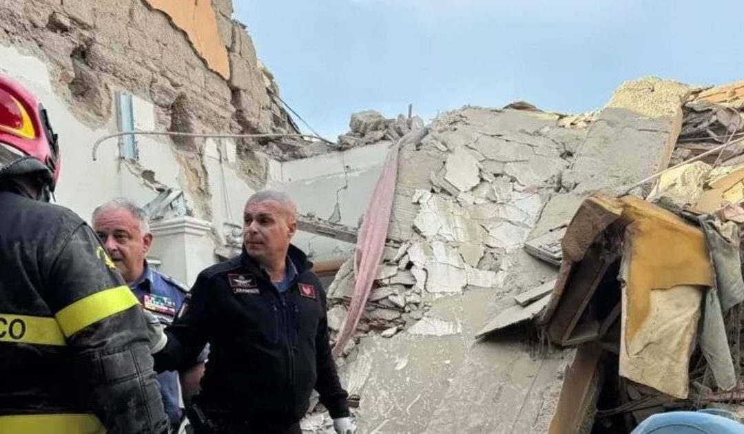 Crollo di una palazzina a Saviano, morti due bimbi sotto le macerie