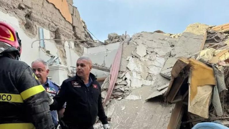 Crollo di una palazzina a Saviano, morti due bimbi e una donna sotto le macerie