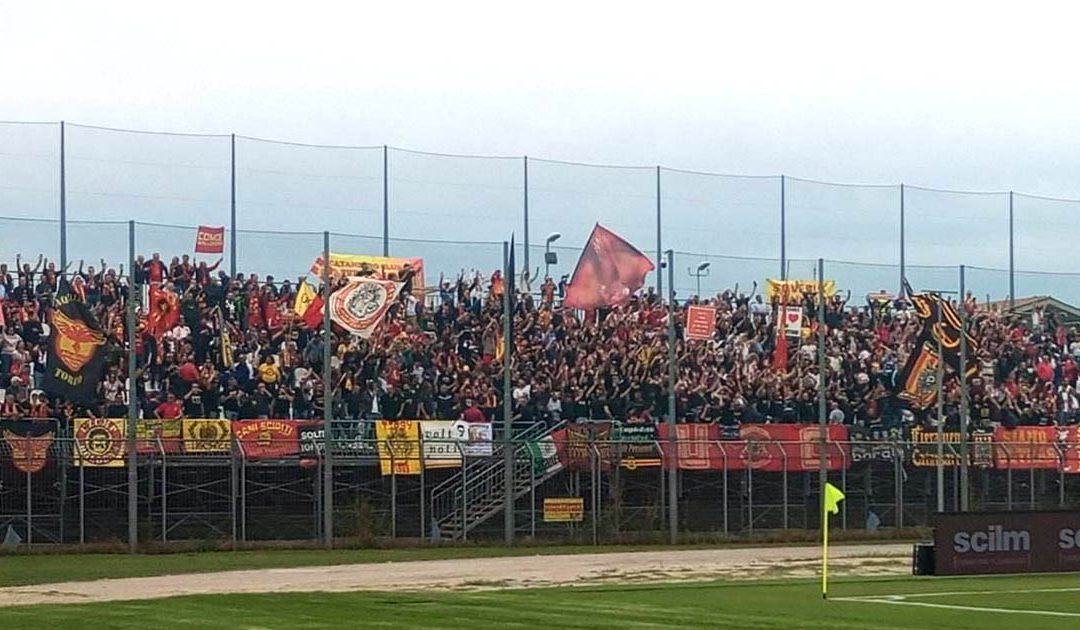 Tifosi del Catanzaro (Foto Us Catanzaro)