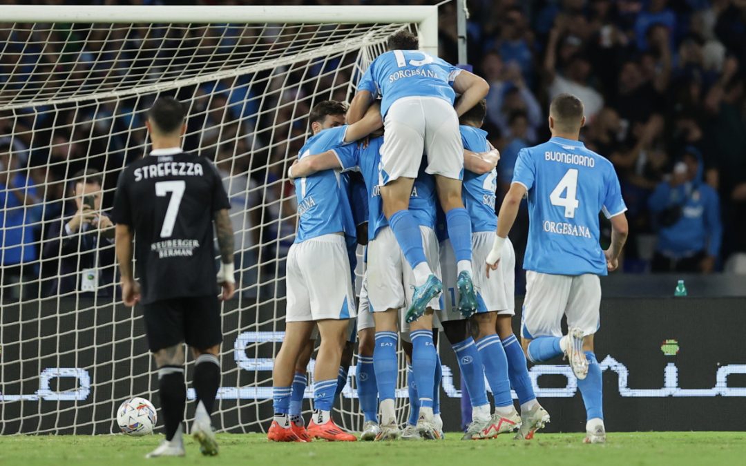 Il Napoli batte 3-1 il Como e conserva il primato solitario