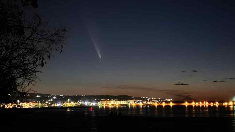 La Cometa Atlas solca i cieli di Vibo: tutti col naso all'insù e cellulare in mano per fotografarla