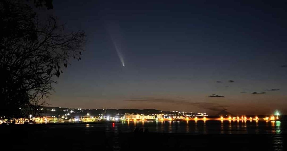 La cometa Atlas solca i cieli di Vibo: tutti col naso all’insù e cellulare in mano per fotografarla