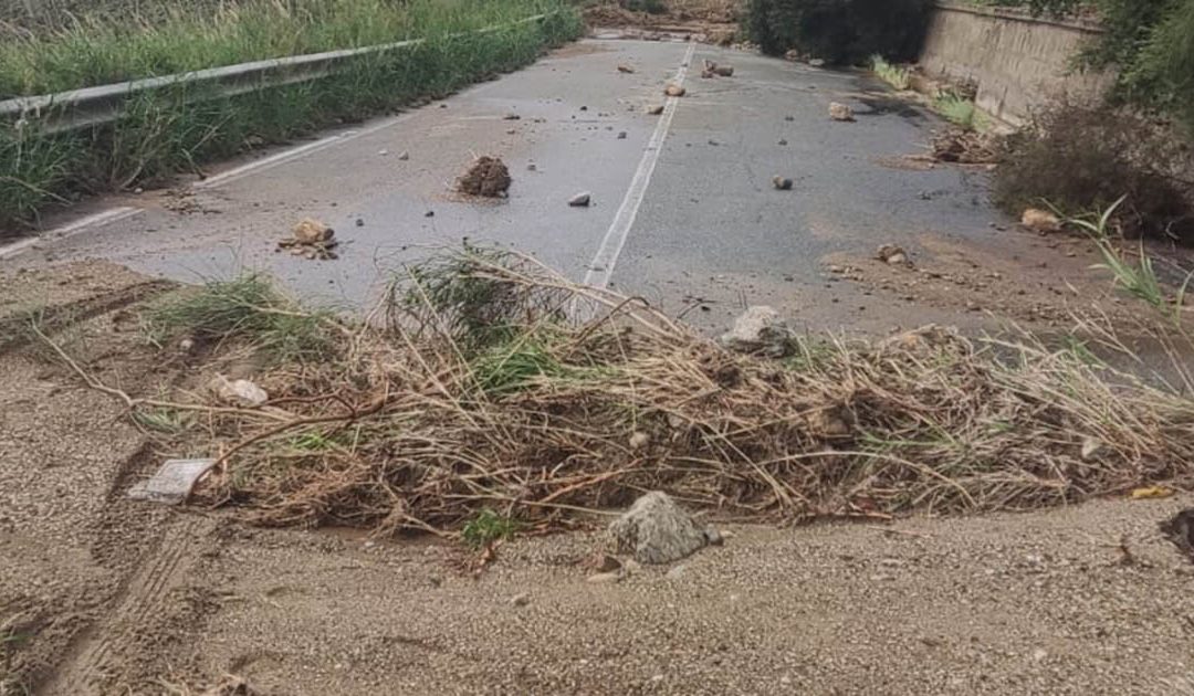 Maltempo in Calabria, code in Autostrada, crolla un ponte nel lametino