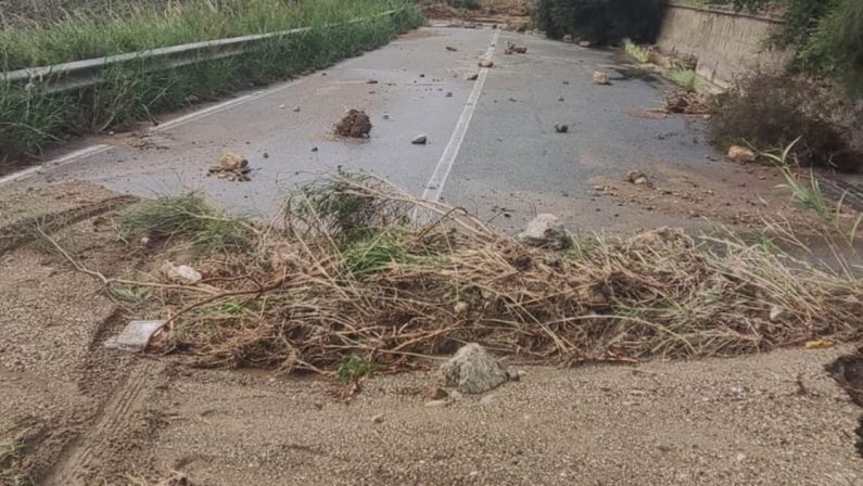 Maltempo in Calabria, code in Autostrada, crolla un ponte nel lametino