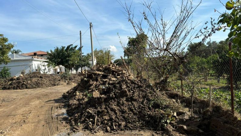 Lamezia, dopo l’alluvione i danni: fango, zanzare e aziende che rischiano di chiudere