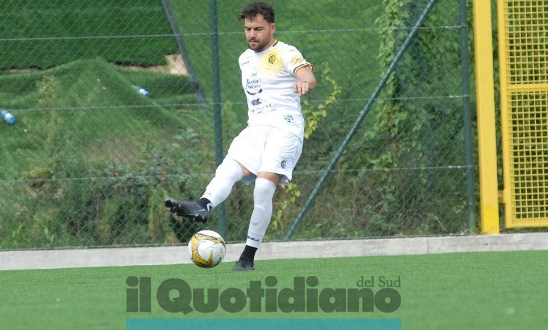 Giampiero Bruno, difensore dell'Aek Crotone, leader della Top Ten di Promozione A per quanto riguarda la quinta giornata