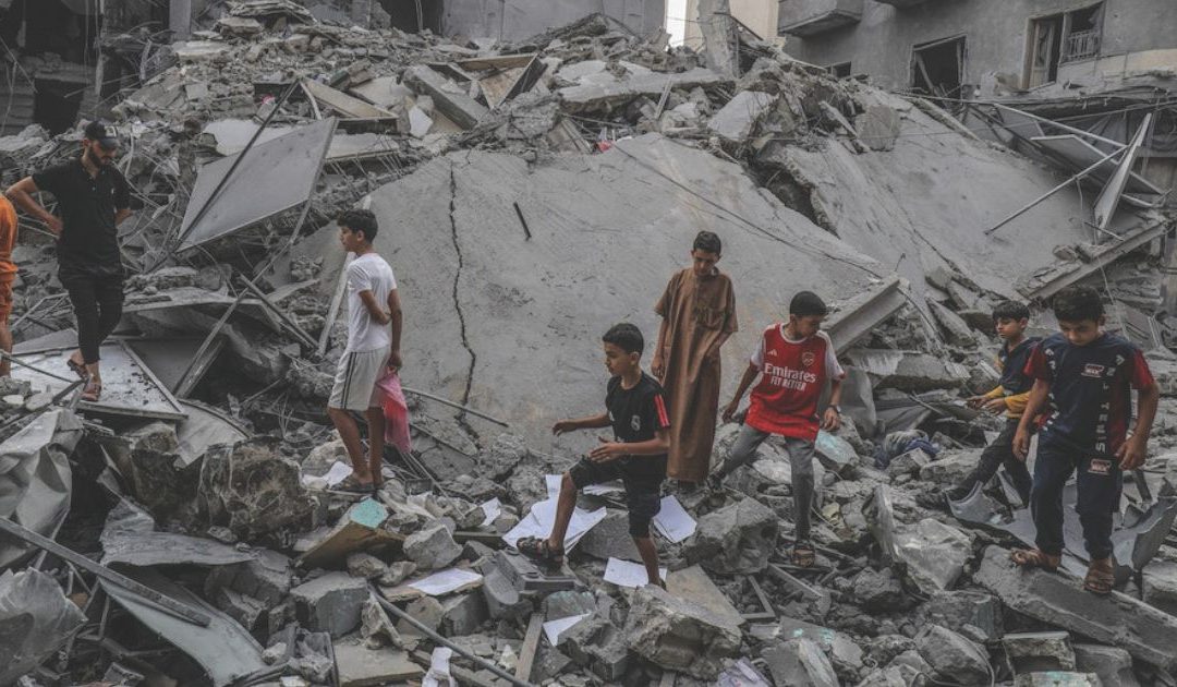 Bambini e ragazzi tra le maceri di Gaza