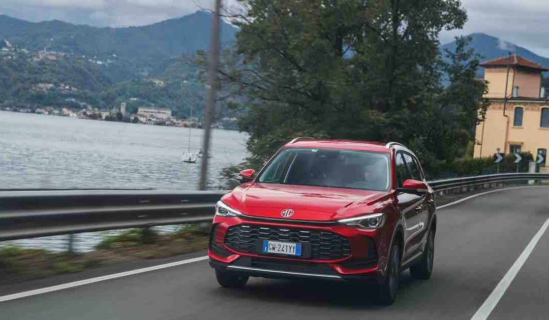 Nell'immagine, il nuovo Suv MG HS Plug-in, presentato sul Lago D'Orta