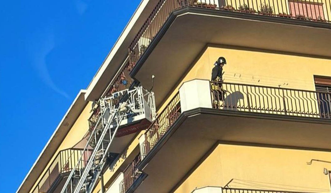 Tragedia a Locri, incendio in una abitazione, morta una donna