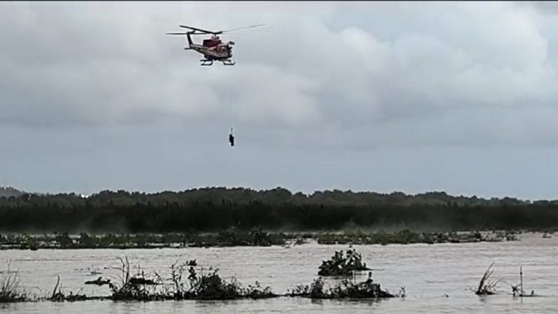 Maltempo, salvate in elicottero 3 persone nel Materano – VIDEO