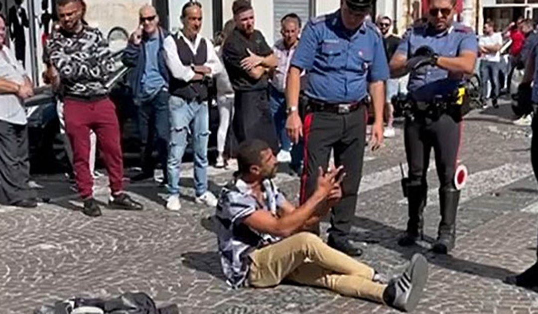 Lamezia, plateale protesta di un extracomunitario per i ritardi nel rinnovo del permesso di soggiorno