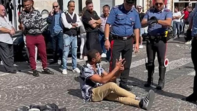 Lamezia, plateale protesta di un extracomunitario per i ritardi nel rinnovo del permesso di soggiorno