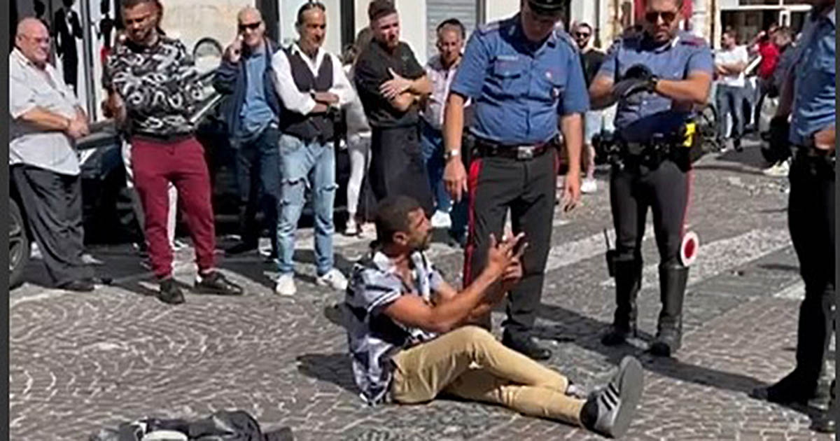 Lamezia, plateale protesta di un extracomunitario per i ritardi nel rinnovo del permesso di soggiorno