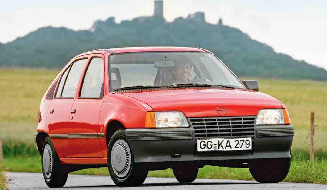 Nell'immagine, la Opel Kadett E, quinta generazione del celebre modello della casa tedesca