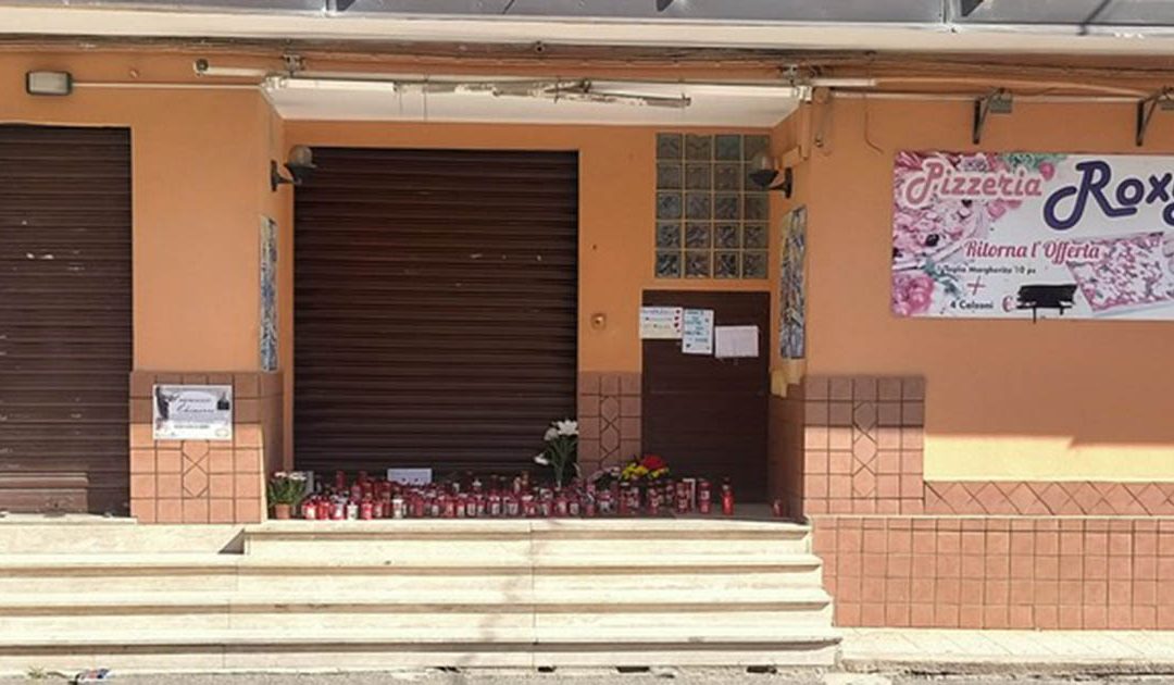 Lumini dinanzi la pizzeria di Isola Capo Rizzuto gestita dalla vittima