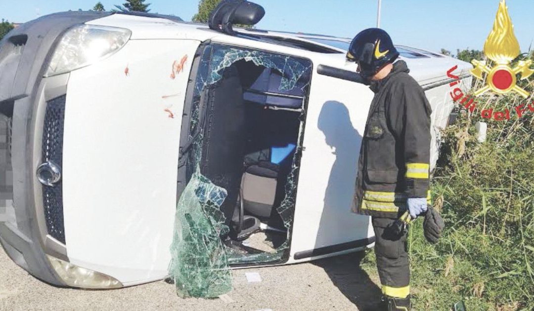 Tragedia sfiorata a Policoro: scuolabus fuori strada, 13 feriti