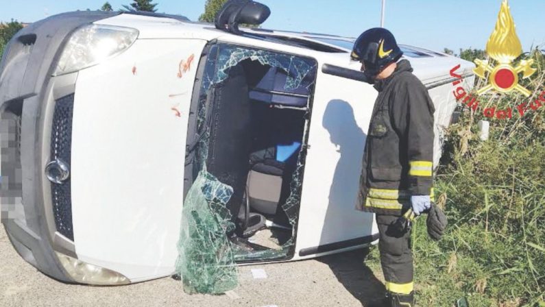 Tragedia sfiorata a Policoro: scuolabus fuori strada, 13 feriti