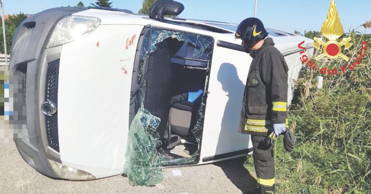 Tragedia sfiorata a Policoro: scuolabus fuori strada, 13 feriti