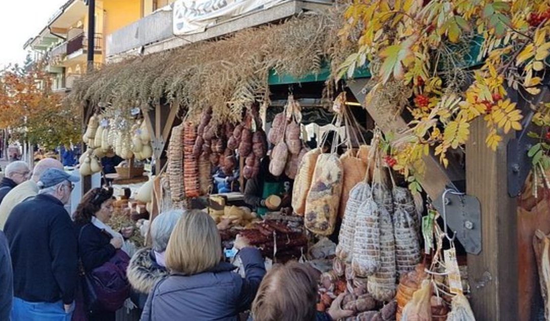 Stand di prodotti tipici lungo il corso di Camigliatello Silano