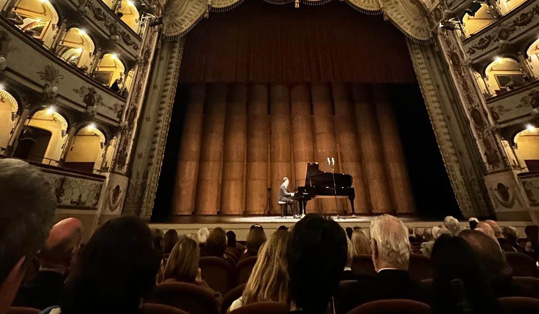 Roberto Giordano durante l'esibizione a Ferrara