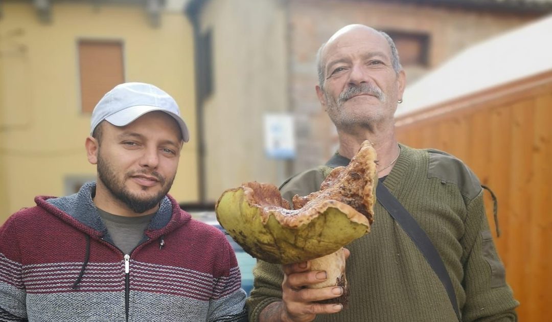 I due cercatori con il fungo da 2,5 rinvenuto durante una escursione