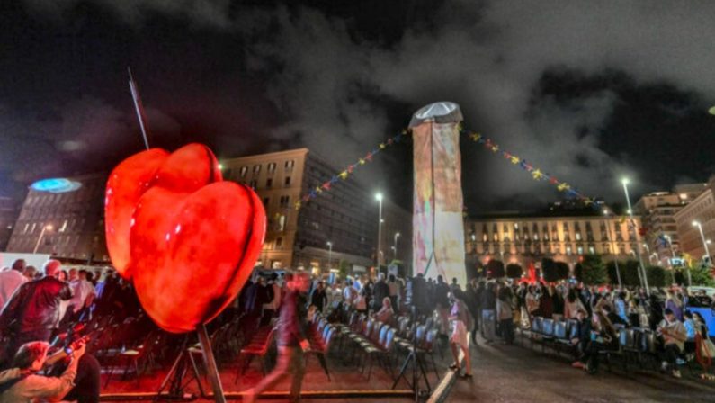 L’opera che fa discutere Napoli: “Tu si ‘na cosa grande” di Gaetano Pesce