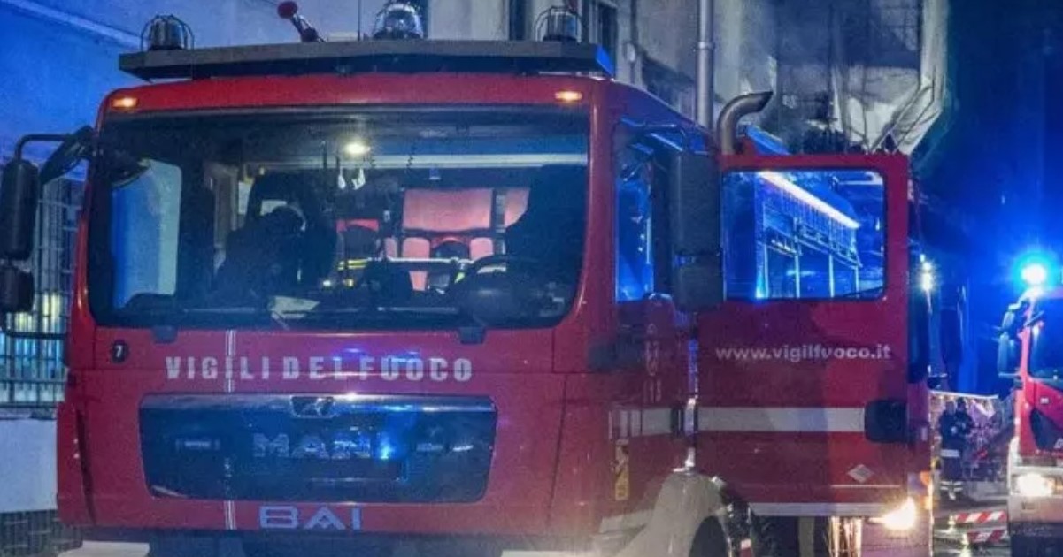 Napoli, incendio in un edificio: sgomberati gli occupanti