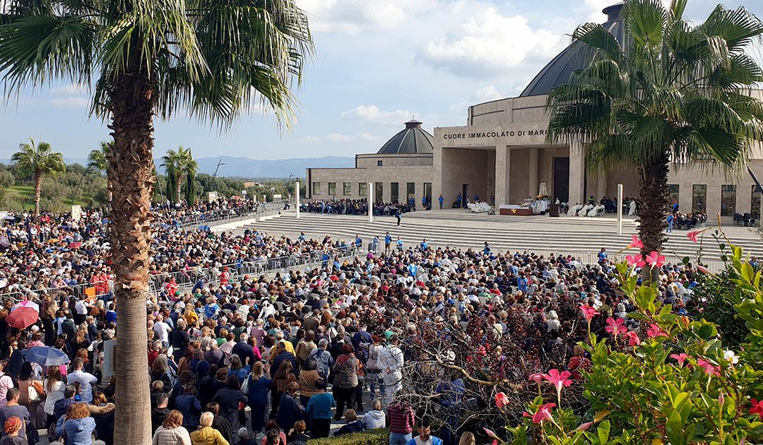 La folla di devoti durante la celebrazione eucaristica presso la Fondazione cuore immacolato di Maria rifugio delle anime